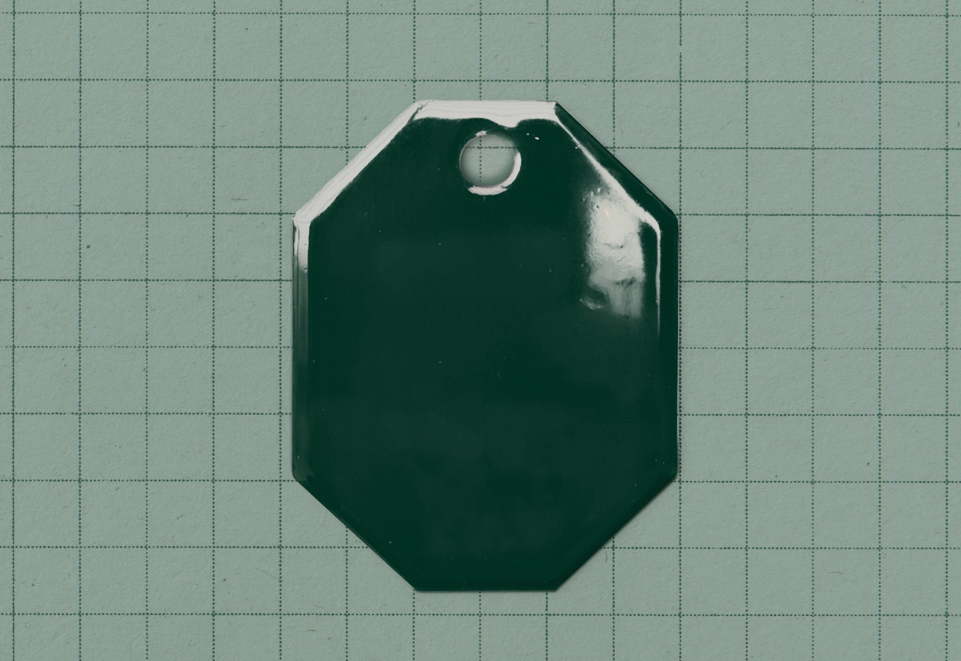 A vitreous enamel colour sample of the colour Original Green from Coolicon Lighting